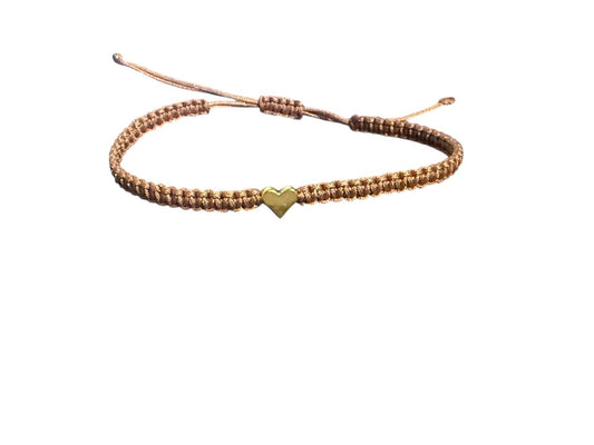 Makramee Armband Hellbraun mit Herz Anhänger in Gold – Verstellbar & Handgefertigt (16–20 cm)