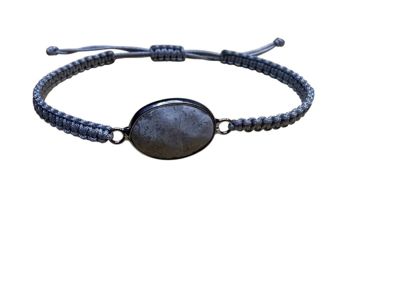 Makramee Armband mit grauem Stein & silberfarbenem Anhänger | Handgemacht | Verstellbar 16–20 cm | Elegantes Grau