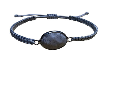 Makramee Armband mit grauem Stein & silberfarbenem Anhänger | Handgemacht | Verstellbar 16–20 cm | Elegantes Grau