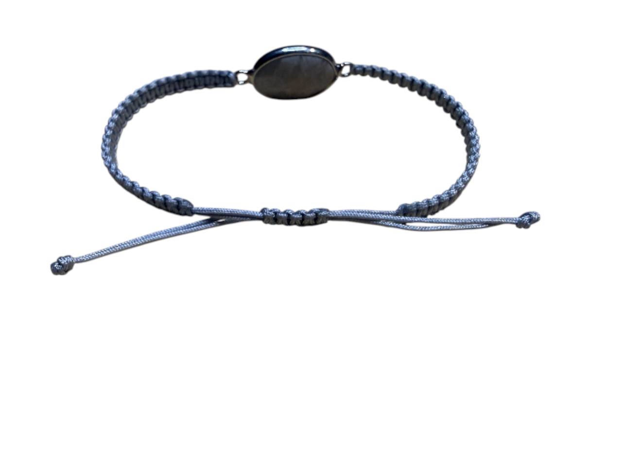 Makramee Armband mit grauem Stein & silberfarbenem Anhänger | Handgemacht | Verstellbar 16–20 cm | Elegantes Grau