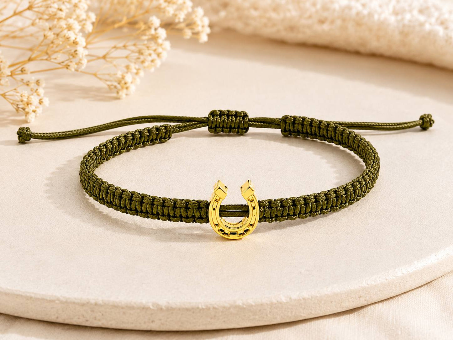 Makramee Armband Goldenes Hufeisen – Verstellbares Edelstahl Armband | Glücksbringer | Boho Schmuck | 38 Bandfarben | 5 Größen