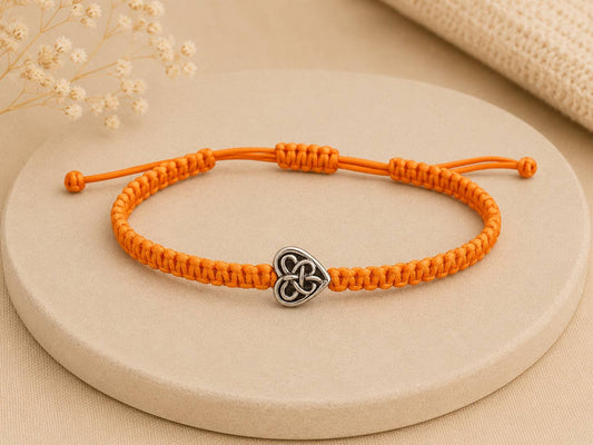 Makramee Armband Herz mit Schmetterling – Verstellbares Edelstahl Armband | 38 Bandfarben & 5 Größen