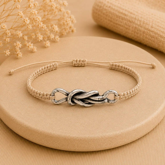 Makramee Armband Unendlichkeitsknoten Silber – Handgefertigtes Edelstahl Wunscharmband | Verstellbares Freundschaftsarmband | 38 Bandfarben